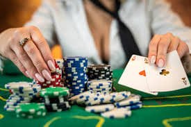 Studio kasino langsung alitoto dengan dealer dan meja roulette multi-kamera